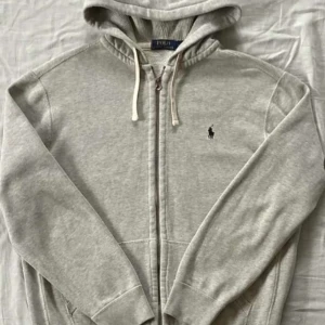 Grå hoodie från Polo Ralph Lauren - • Polo Ralph Lauren zip up hoodie i ett suveränt bra skick ✅  • Storlek L och i färgen grå👕🩶  • Kan diskutera om priset 💸  •Möts bara i Märsta 📍