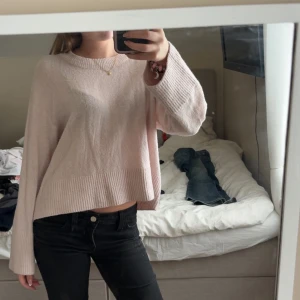 Ljusrosa stickad tröja Gina Tricot - Supermysig ljusrosa stickad tröja från Gina Tricot. Tröjan har en loose passform, bred ribbad kant nertill och vid ärmslut samt rund halsringning. Perfekt för lager-på-lager och chill dagar. Tröjan är i storlek 146/152 från ginas barnavdelning men passar mig som annars bär xs