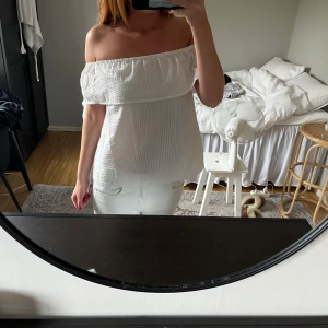Vit offshoulder  topp - Bra skick! Skulle säga att den sitter som en S