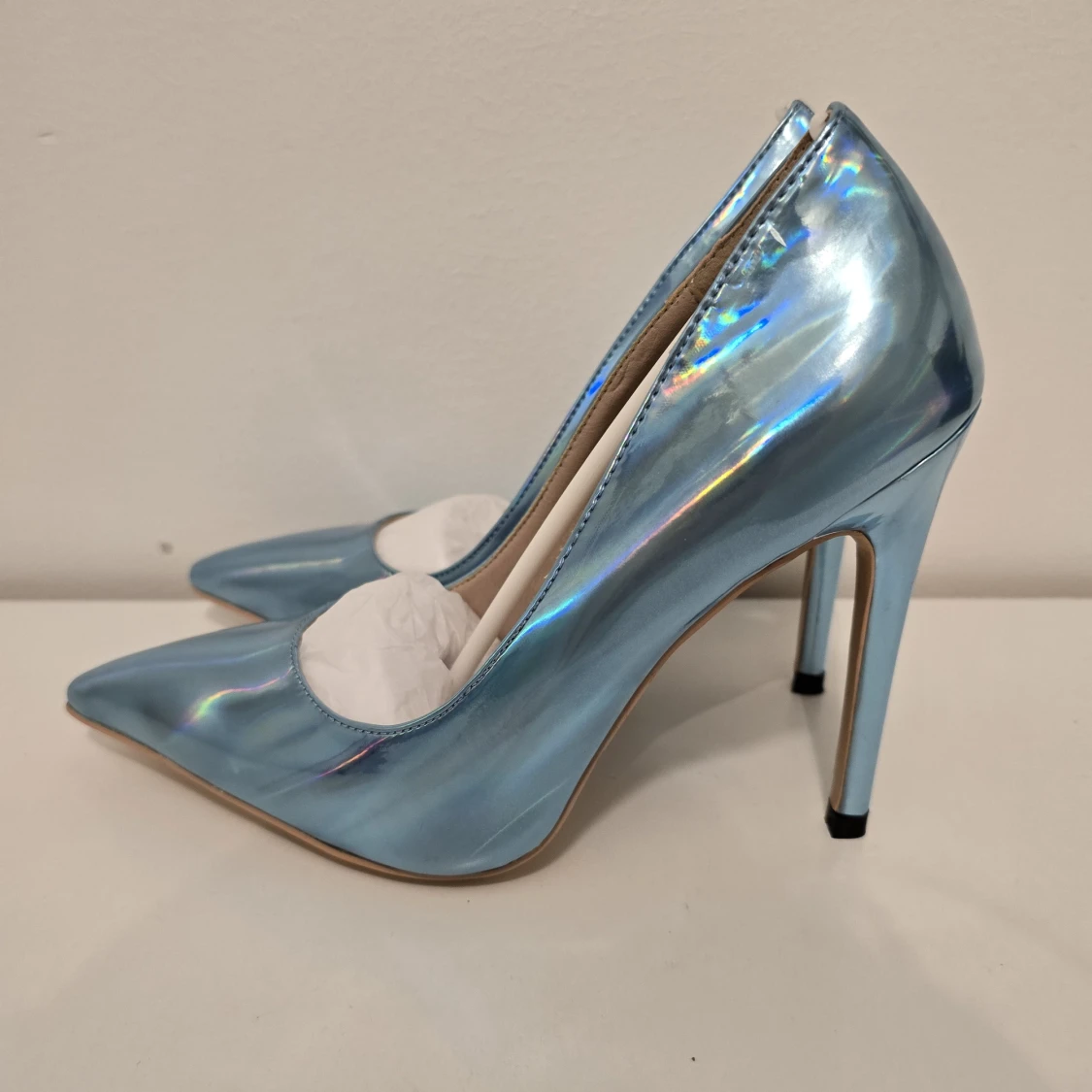 Metallicblå pumps med spetsig tå