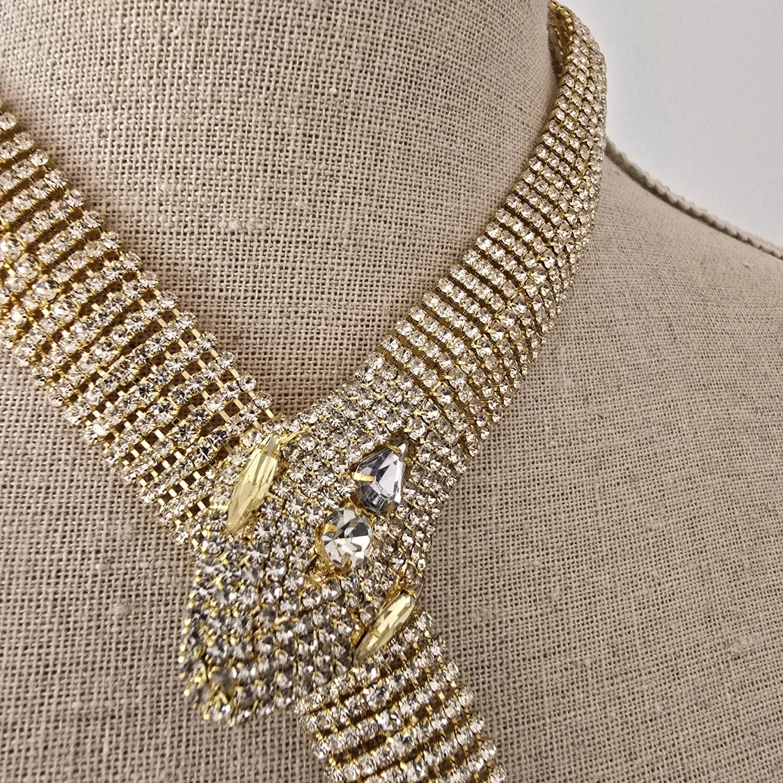 Glittrigt guldfärgat ormhalsband