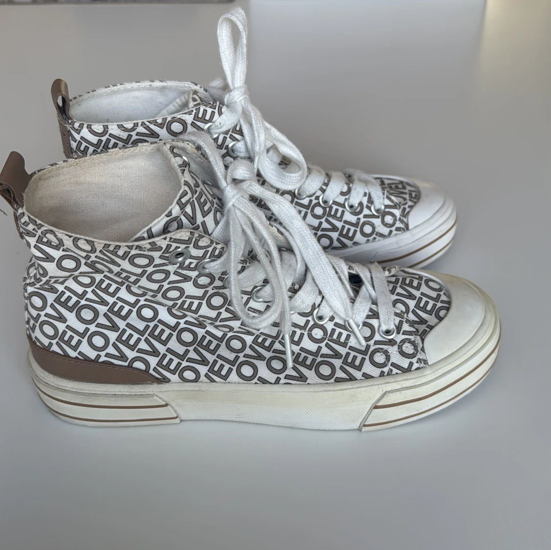 Vita sneakers med LOVE-print från Graceland - 1