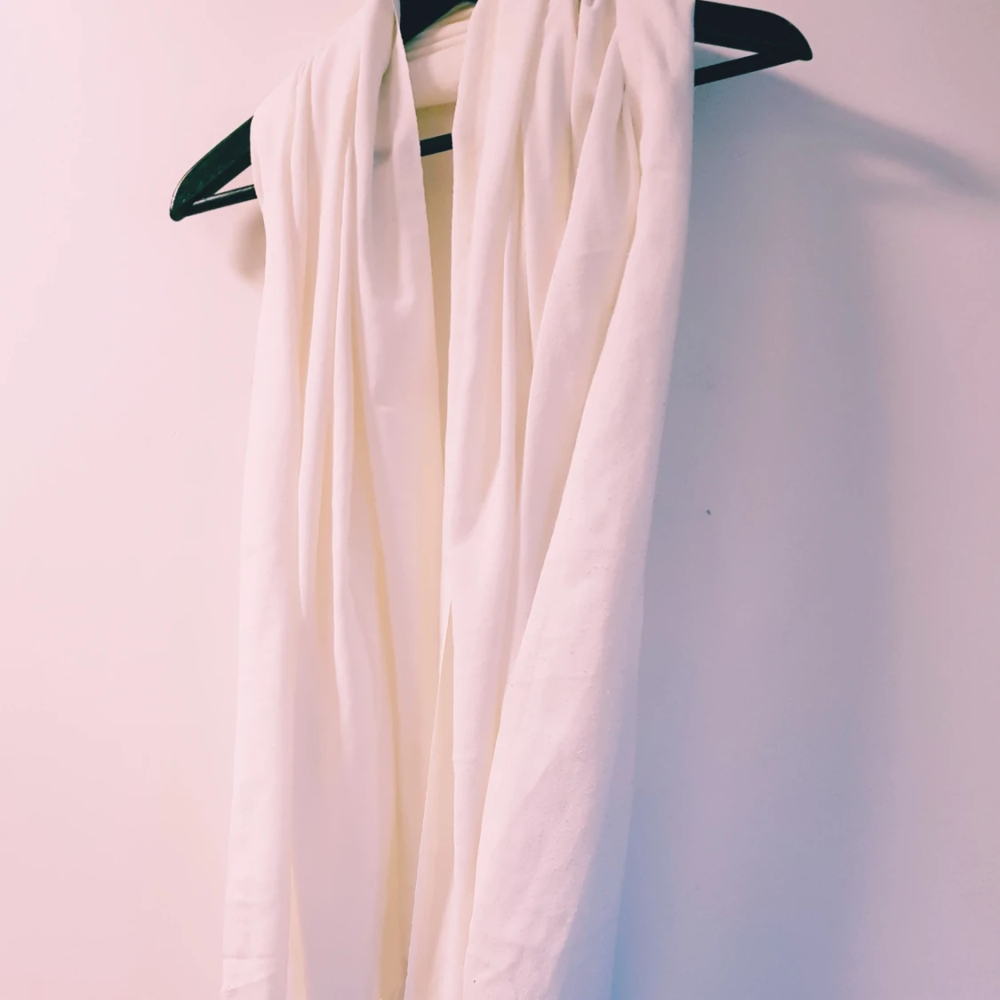 Vit halsduk med fransar - 1