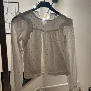  Blus med gulddetaljer  -  Vit blus med guld detaljer 