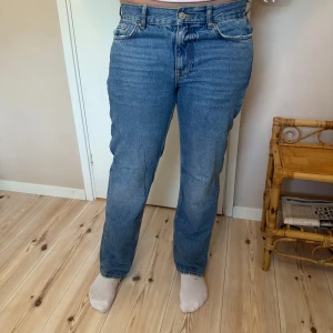 Blå raka jeans från g perfect jeans - Klassiska blå jeans från g perfect jeans i rak modell. normalhög midja och stängs med dragkedja och knapp. Perfekta för dig som gillar en enkel och clean stil. Nypris: 500 kr
