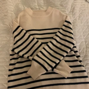 Randig tröja  - Fin tröja från zara! Strl 140 men lång i storlek så borde passa xs💗bra skick