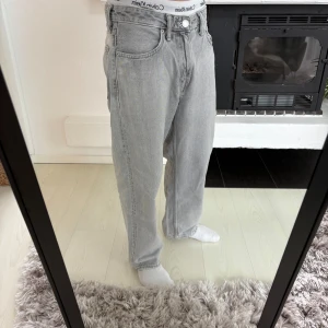 Loose fit jeans grå h&m - Storlek 30/30. Är 178cm för jämnförelse