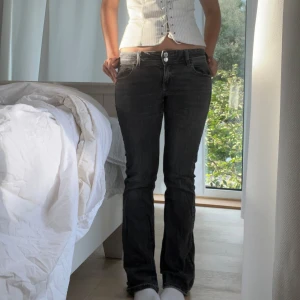 Svarta bootcut jeans med låg midja - Säljer ett var jättesköna mörkkgrå jeans från Gina. Väldigt tåliga och bra material. Skriv om ni undrar något. Passar xs-s / 34-36