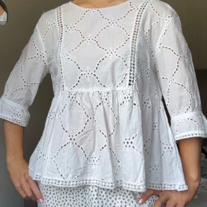 Blus med broderi - Blus med så snygga broderi mönster och trekvartsärmar 