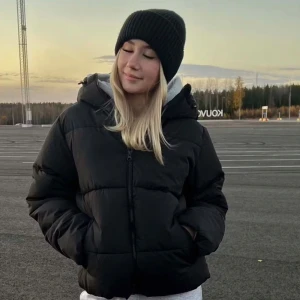 Svart pufferjacka med huva - NYPRIS 999kr!! Säljer en svart pufferjacka med huva och dragkedja framtill. Jackan är vadderad och har en oversized passform, perfekt för kyliga dagar. Snygg och enkel att matcha med olika outfits. Jackan har långa ärmar och två fickor på sidorna. 