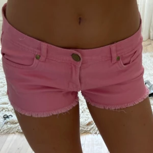Rosa lowrise lågmidjade jeanshorts - Midja rakt över: ca 40,5