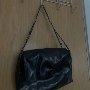 Läder väska med silver kedja - Fin vardaglig eller festlig läder väska, glänser fint i solen och kan användas när som helst.💕