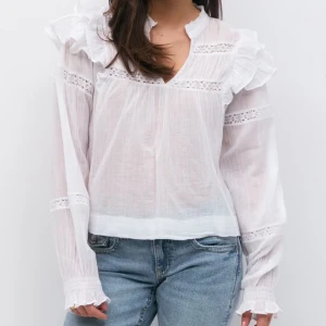 vit blus  - säljer en vit blus från ginatricot young i storlek 158/164 som passar xs. väldigt tunn så är perfekt till sommaren, aldrig använd💗pris kan diskuteras så kom gärna med prisförslag 