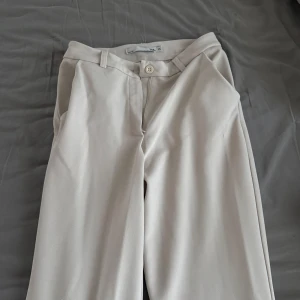 Beiga kostymbyxor från lager 157 - Typ aldrig använda 