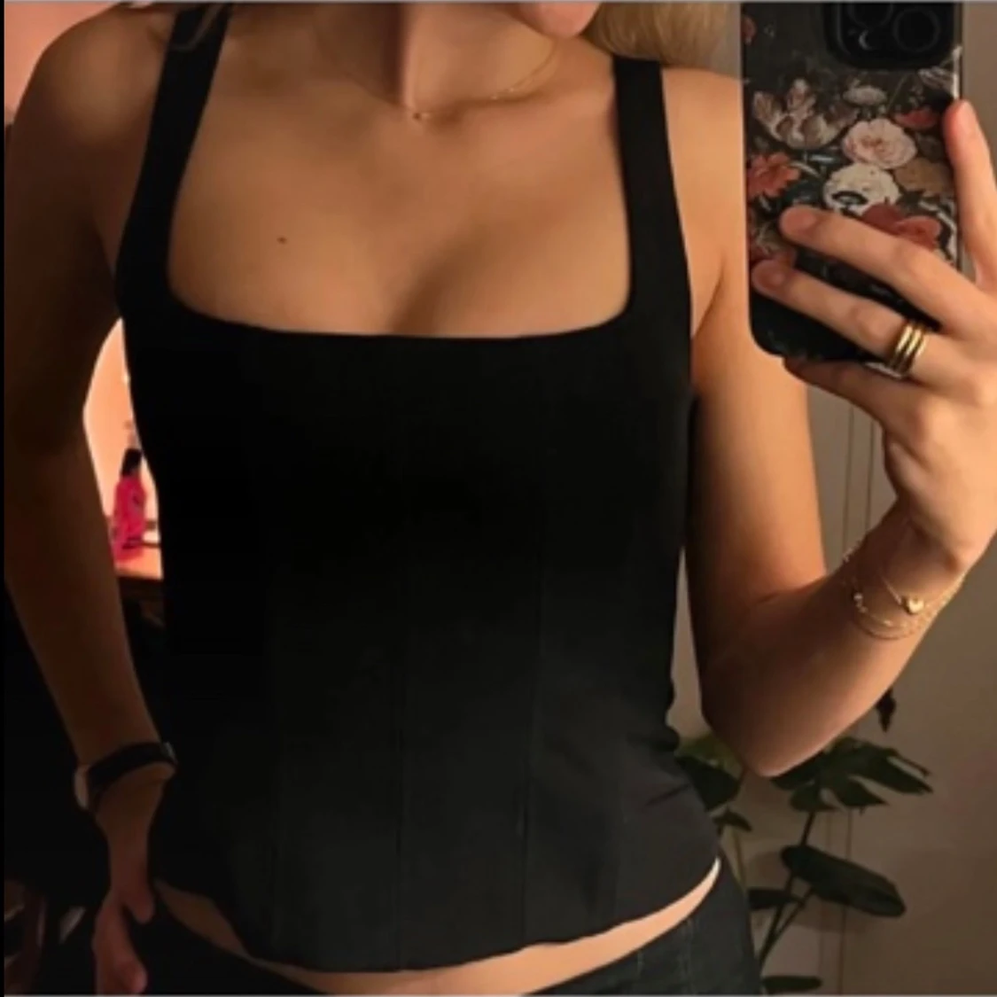 Svart korsett-topp med breda axelband från Zara