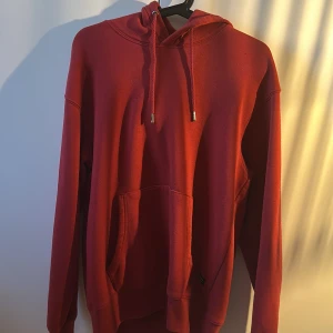 Röd hoodie Jack & Jones - En jättesnygg röd hoodie från Jack & Jones som jag tyvärr inte använder. Vet inte storlek men tror det är en medium:)