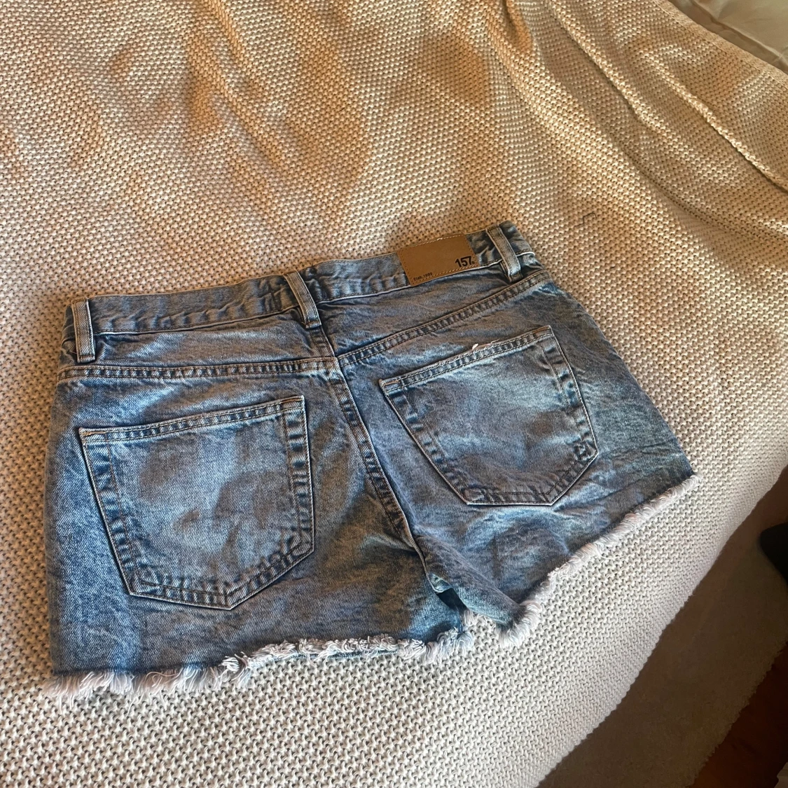 Blå jeansshorts med slitningar  - 2