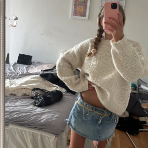 Beige fluffig stickad tröja Gina Tricot - Supermysig beige stickad tröja från Gina Tricot med fluffig textur och avslappnad passform. Tröjan har rund halsringning och långa ärmar, perfekt för lager-på-lager och chill vibes. Passar till allt från jeans till kjol. Pris kan diskuteras 