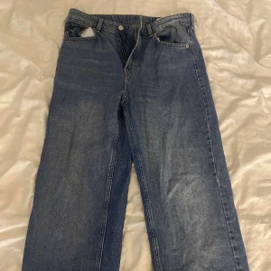 Jeans - Blå 90-talsinspirerade jeans från &Denim med rak passform och ultra hög midja. 