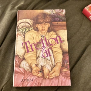 Tretton år - En bok om att vara tretton, börja högstadiet och möta nya utmaningar. Perfekt för dig som gillar berättelser om vänskap, skola och tonårsliv. Judy Blume skriver med humor och värme om allt som kan hända när livet vänds upp och ner.