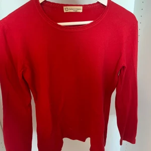 Röd kashmirtröja från Cashmere Company - Jättefin röd kashmirtröja. Superskön och härlig! Nyskick. 