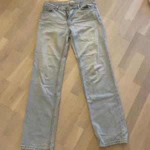 Ljusblåa straight jeans från Gina Tricot  - Ljusblåa straight jeans från Gina Tricot, väl använda med lite slitna ben
