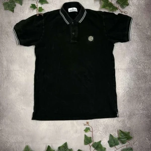 Stone Island polo shirt - Stone Island polo shirt 🎨 Färg: Svart 📏 Storlek: Small (S) ♻️ Skick: 10/10 🧵 Material: 100% Bomull