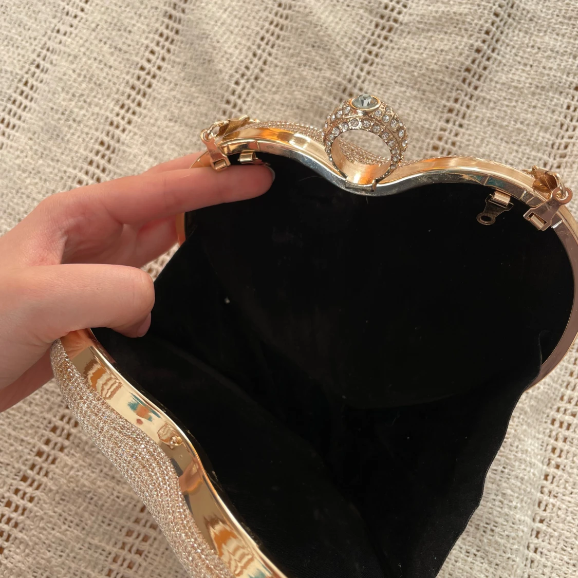 Glittrig hjärtformad kuvertväska - 1