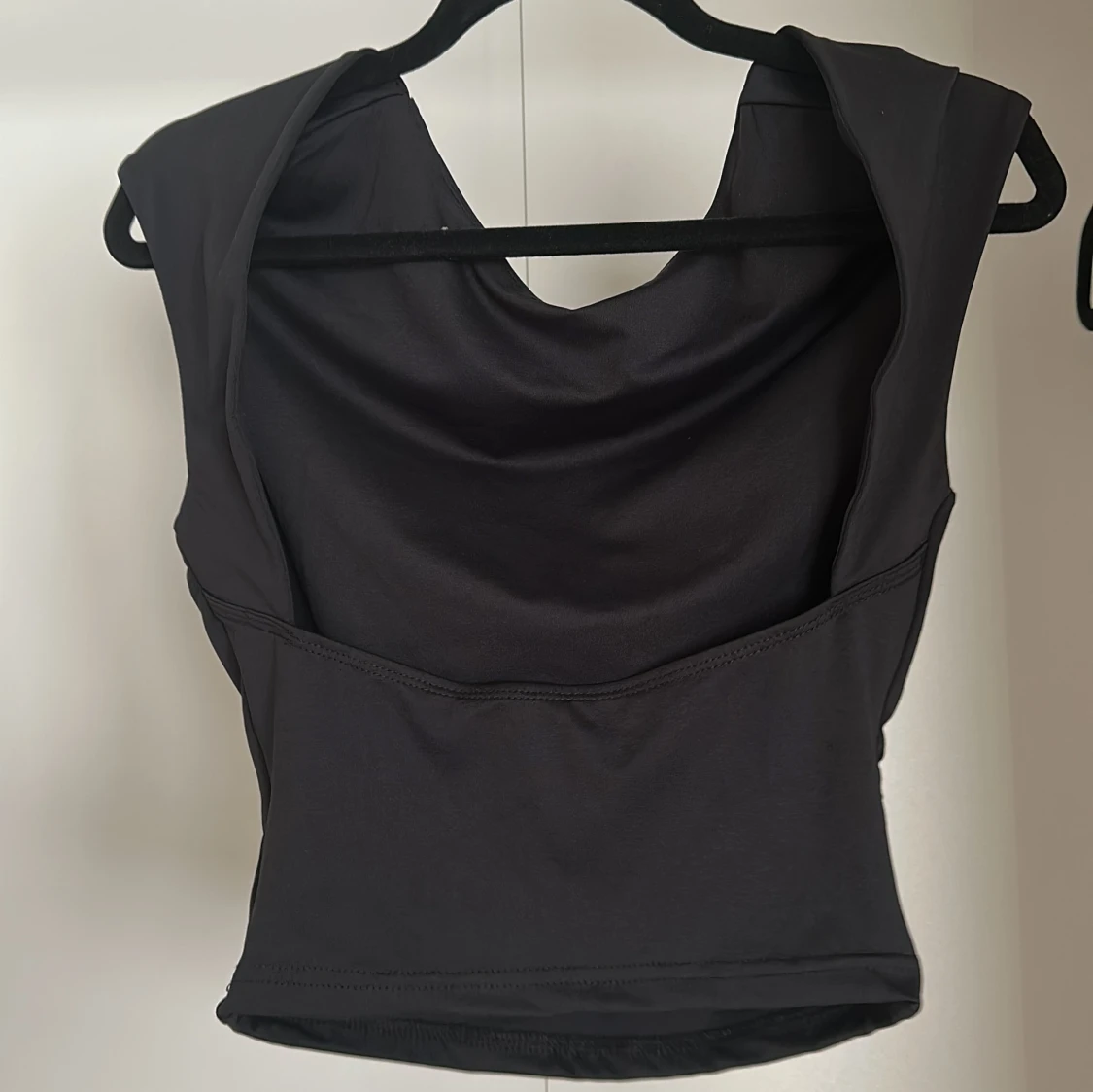 Svart croppad ärmlös topp - 1