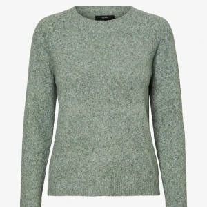 Grön stickad tröja från Vero Moda - Mysig stickad tröja från Vero Moda med rund halsringning och långa ärmar. Tröjan har ribbade muddar vid ärmslut och nederkant. Ordinarie pris 299kr! Skriv för fler bilder eller vid fundering 💕