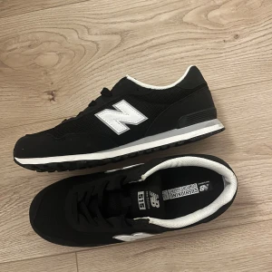 Svarta New Balance 515 sneakers - Svarta New Balance 515 sneakers med vit logga, strl 39