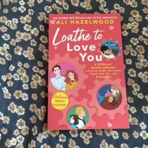 Loathe to Love You - booktok - En samling heta och roliga noveller om unga forskare som kämpar med kärlek, rivalitet och vetenskap. Perfekt för dig som gillar smarta, charmiga berättelser med STEM-tema och massor av romantik. Innehåller exklusivt bonuskapitel! På engelska!