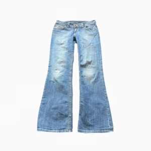 Jeans - Snygga jeans! <3 midjemått: 36cm innerben: 79cm 🪽