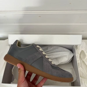Maison margielas - Tja, nu säljer vi dessa as feta eftertraktade maison margielas perfekta nu till sommarn och hösten!!! Dom är knappt använda använts kanske 2-3 gånger🤩 dom är äkta och kvitto och allt org medföljer. Skriv vid minsta fundering!!!  Säljer billigt pågrund av att jag vill bli av med dom snabbt!!