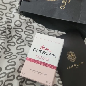 Mon Guerlain Bloom of Rose EdT 50ml - Mon Guerlain Bloom of Rose Eau de Toilette från Guerlain i elegant, transparent glasflaska med sexkantig form och rosa metallring vid halsen. Doften är blommig och feminin, och flaskan rymmer 50 ml. Kommer i originalförpackning med exklusiv känsla.
