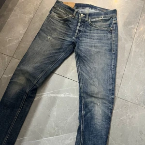 Dondup jeans - Säljer nu dessa riktigt feta dondup jeansen i en as snygg tvätt! Nypris ligger på ca 3000kr, mitt pris är 899. Dom har lite små defekter så som att någon tråd är lös men ser ut som sköna slitningar, inget man tänker på. Skriv vid minsta fråga/fundering👌