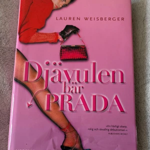 Djävulen bär Prada - En vass och underhållande roman om Andrea som får drömjobbet som assistent på en het modetidning i New York. Men jobbet visar sig vara allt annat än glamoröst när hon möter den krävande chefen Miranda. Perfekt för dig som gillar mode, drama och kändisvärldar!