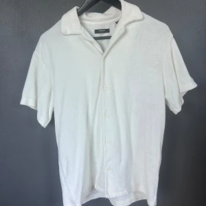 Frottéskjorta  - Frottéskjorta från Jack and Jones i bra skick! Använd fåtal gånger 