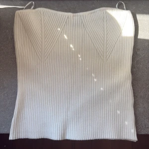 Vit ribbad bandeau tubtopp - Säljer en vit ribbad bandeau tubtopp endast prövad. 