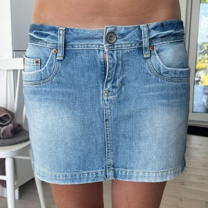 Lågmidjad LTB kjol - Jättesnygg Lågmidjad jeanskjol från LTB. Inuti står storlek L men den sitter som storlek  M. 