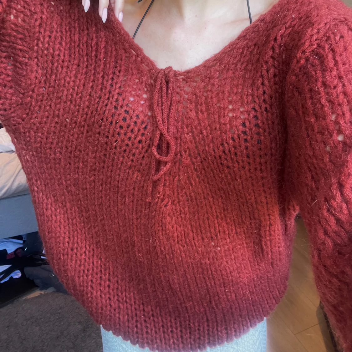 Stickad tröja med snörning