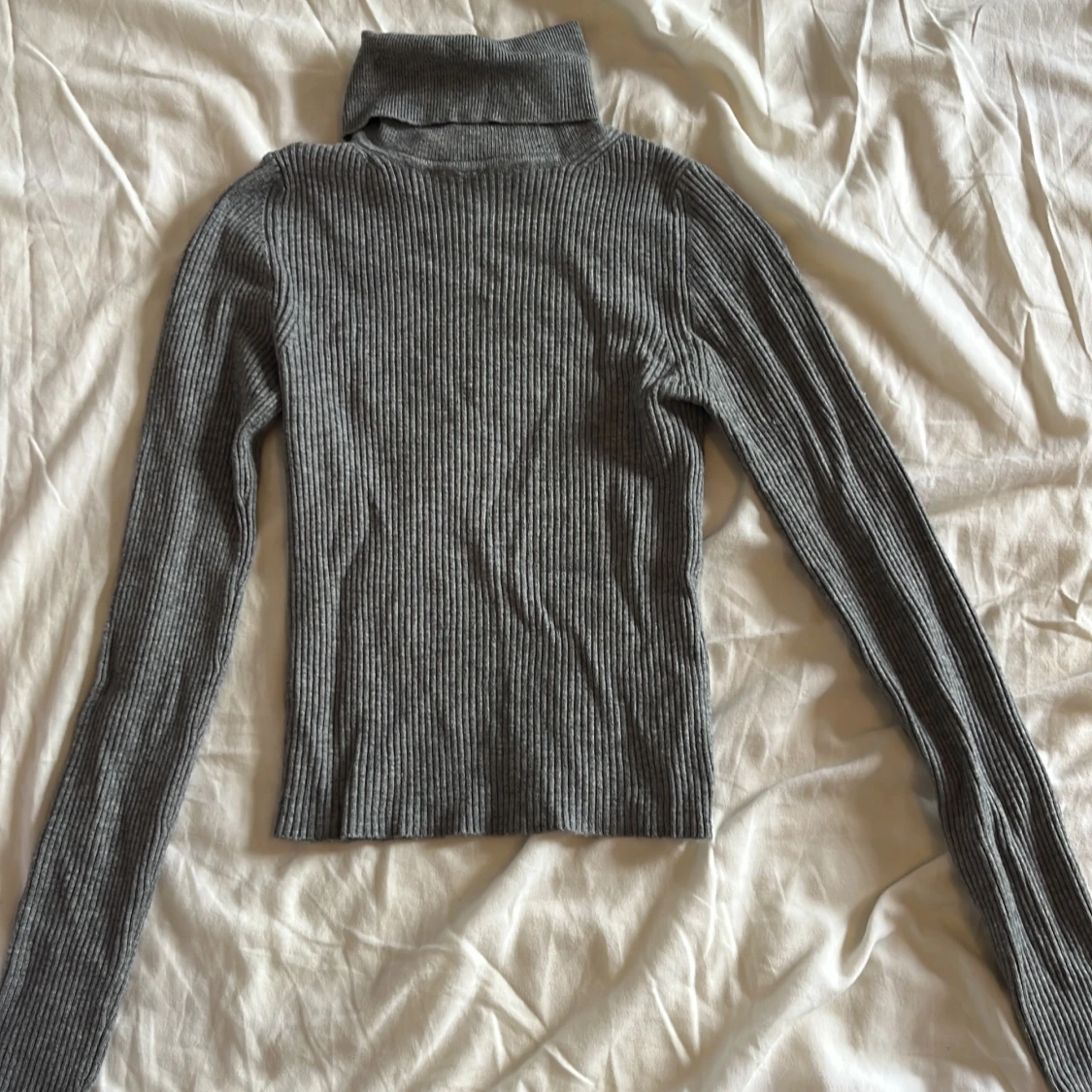 Grå ribbad polotröja