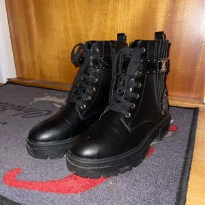 Vinter kängor - Säljer dessa kängor eftersom dem ej passar mig. Det är storlek 43 men känns mer som storlek 42/41.  Jag har försökt gå in dem men det gör för ont så väljer istället att sälja dem.  Dem är endast använda 3 gånger under hundpromenader.   Finns att hämta i Värnamo.