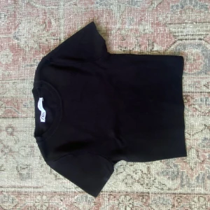 Säljer en jättefin svart klassisk kort T-shirt ifrån Zara - Supersnygg kort topp ifrån Zara i storlek S, knappt använd så i mycket bra skick och den är väldigt skön samt i mycket bra material🌸Den är perfekt nu till sommaren och hösten då den är ett bra basplagg som passar till allt. Den har en fin passform, är i bra kvalitet och är kort i modellen. Skriv om funderingar och lämna gärna omdöme om köpt😊