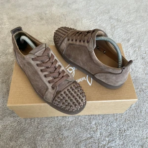 Christian Louboutin  - Christian Louboutin skor i storlek 42 Nypris är 8000kr men mitt pris är endast 2250kr Skick 8/10 | Ingår Box dustbag nitar extra snören Fraktar spårbart med PostNord inom 24timmar 