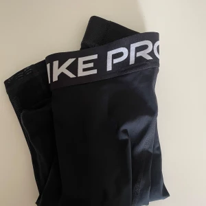 Nike Pro svarta tights - Helt nya nike pro tights, endast testade. Strl xs. Nypris 600