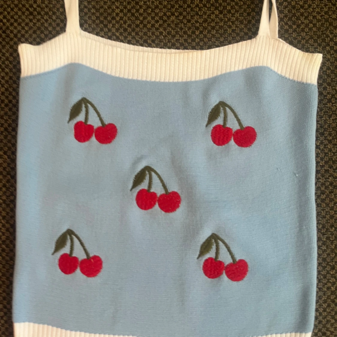 Ljusblå stickad linnetopp med körsbär - 1