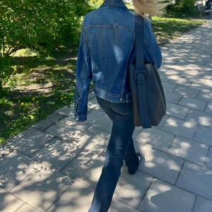 Mörkblå Acne Jeans  W26 - Snygga mörkblå jeans från Acne Jeans i modellen HEP RAW.  Rak, smal passform och låg midja. I superfint skick, knappt använda. ✨💙👖