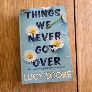 Things We Never Got Over - Säljer boken ”things we never got over”, läst en gång men i fint skick! Den har ett litet märke på ryggen men inget som syns super tydligt, samt att ena hörnet är lite vikt (se sista bilden)