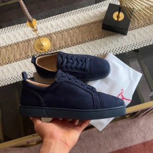 Mörkblå sneakers från Louboutin - Hej säljer mina skor som är helt nya och allt följer med 